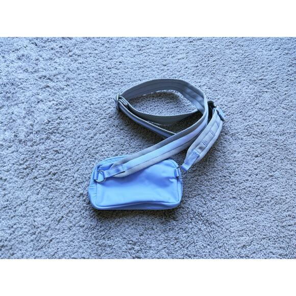 RARE Lululemon Athletica Everywhere Crossbody Bag Pastel Blue Raw Linen - Picture 5 of 6